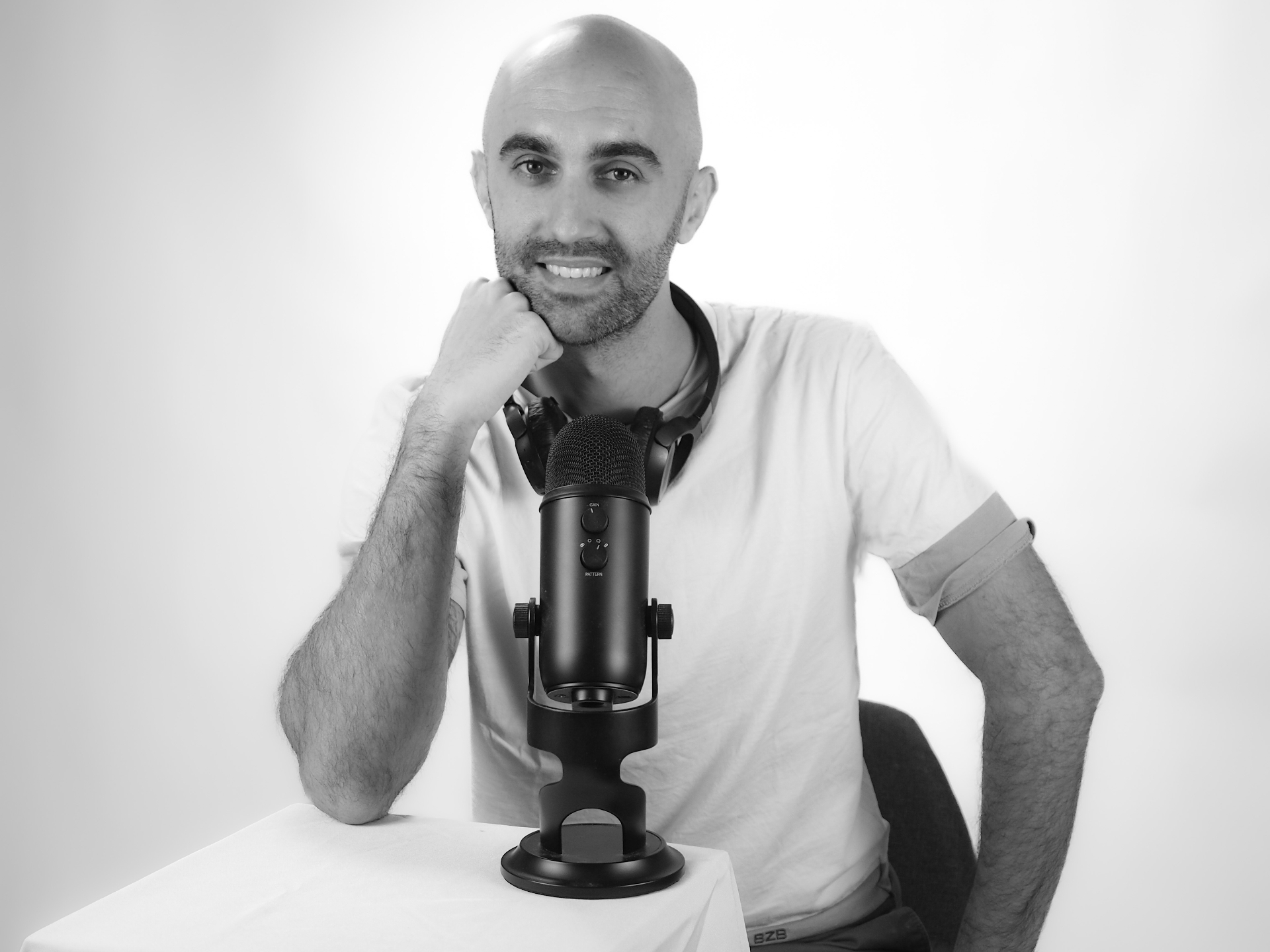 Ludovic Denis, fondateur du podcast Investir Simple, avec son casque d'enregistrement