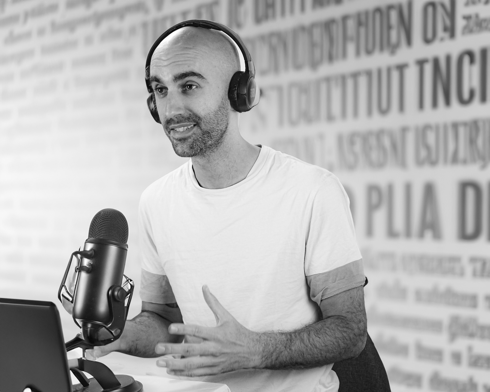 Thomas Creton, fondateur du podcast Investir Simple, en plein enregistrement